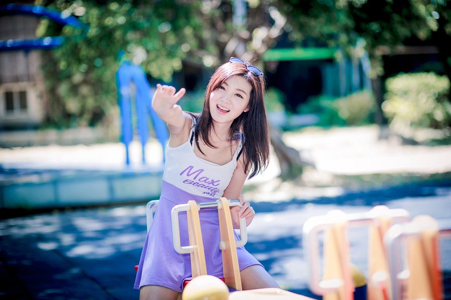 “幼常，蜀中对主公来说，太重要了，一旦输了蜀中，这天下……呵呵……”说到最后，诸葛亮悠悠的叹了口气，这种话，也只能跟马谡说说，其他人，诸葛亮不敢说，也不能说，太打击士气了。